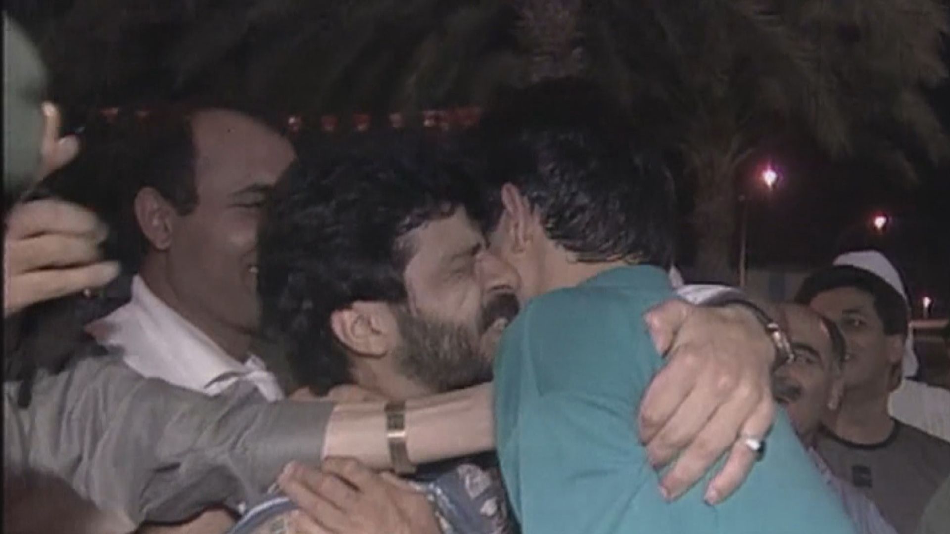 伊朗禁足球名宿妻女出境　勒令航班改道