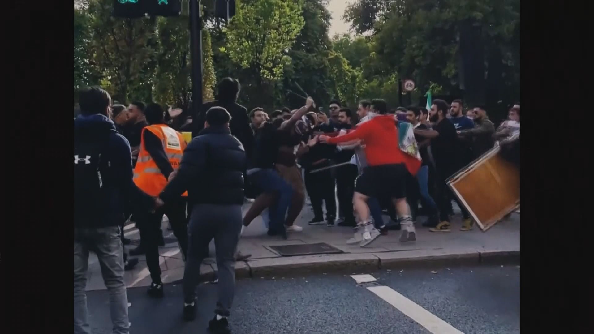 伊朗駐倫敦大使館外示威演變成騷亂　12人被捕