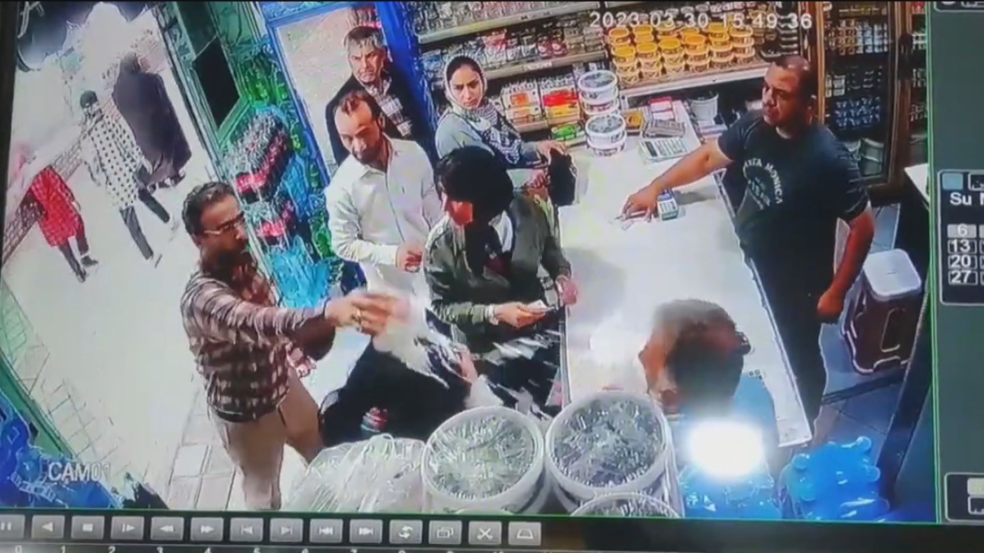 兩名伊朗女子疑沒戴好頭巾外出　遭人淋乳酪襲擊