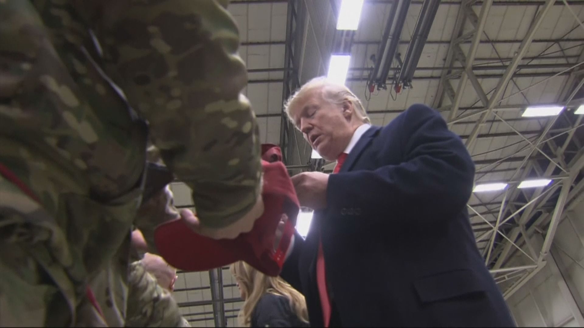 特朗普就職兩年才訪駐伊美軍捱批