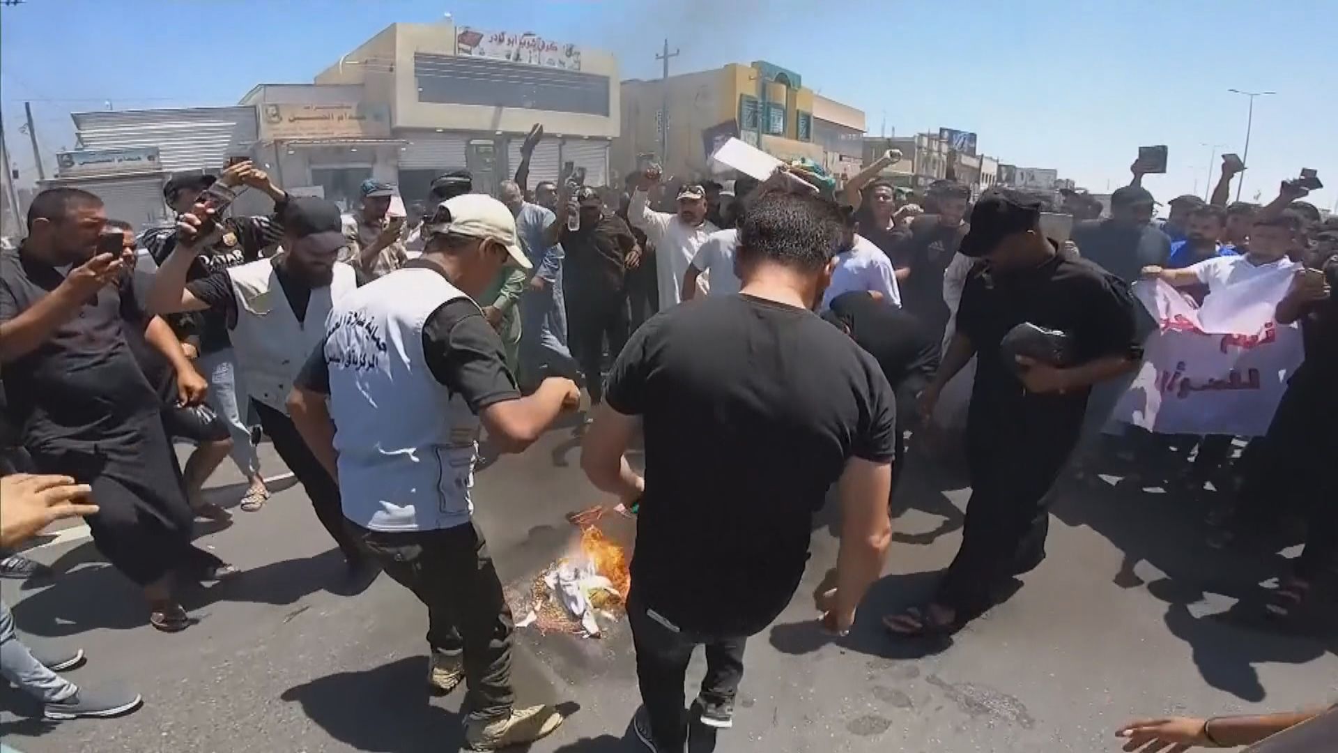 伊拉克示威者抗議瑞典有人焚燒可蘭經