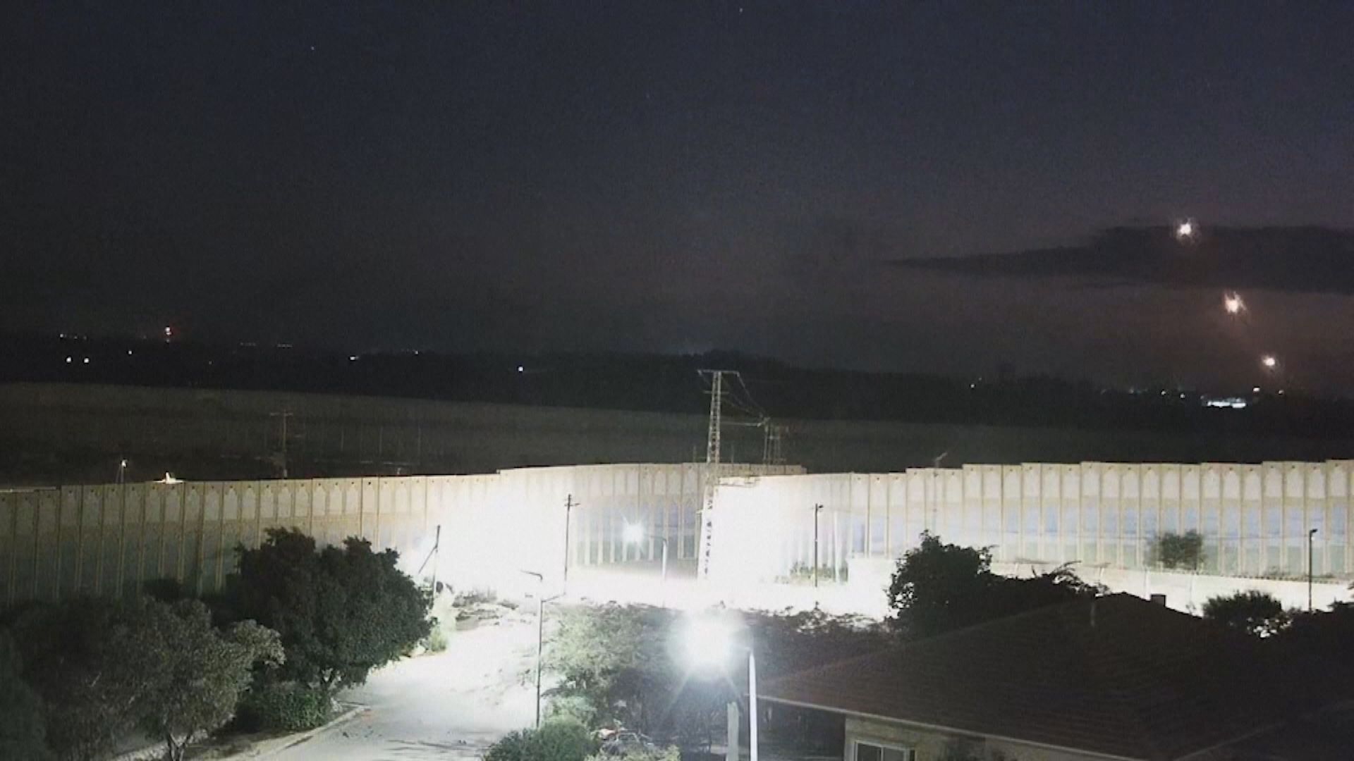 以巴衝突持續 以軍啟動鐵穹防禦系統攔截多支火箭炮