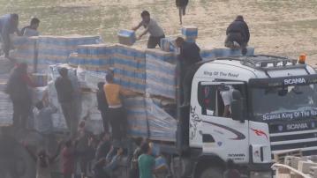 人道物資經凱雷姆沙洛姆口岸進入加沙