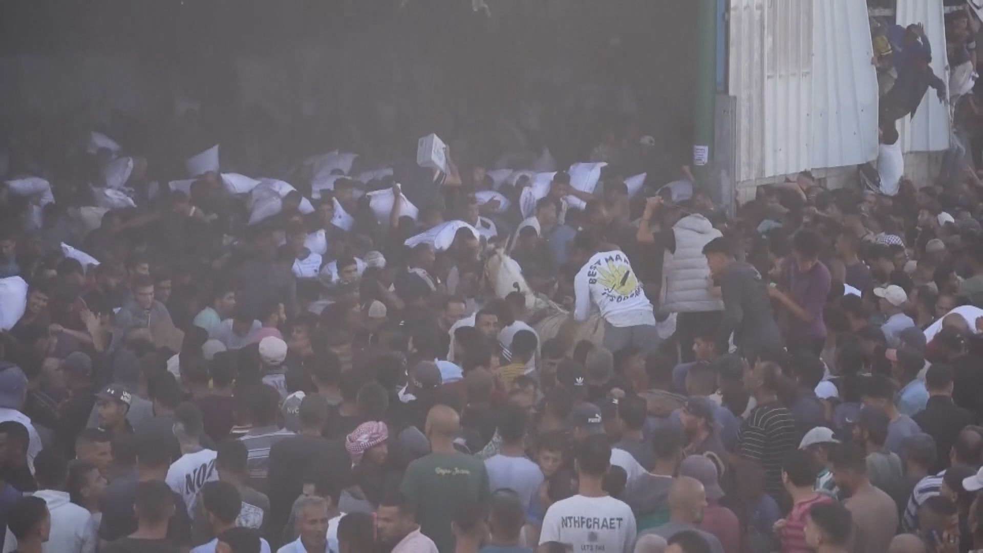 加沙居民連續兩天闖倉庫搶食物數人死　巴勒斯坦代表在安理會激動拍枱落淚