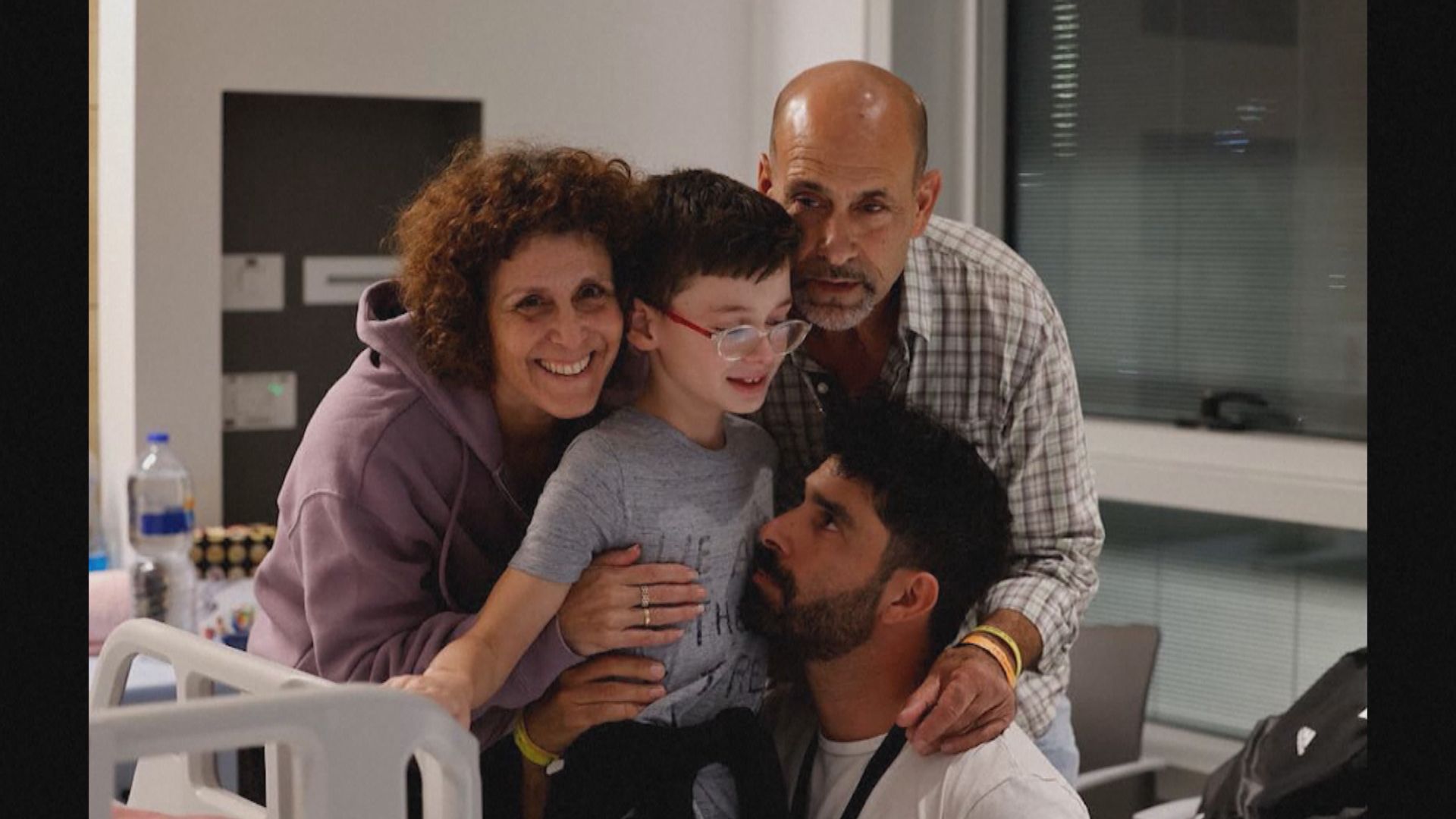 獲釋以色列人和巴人陸續與家人團聚 埃及指估計停火有機會延長一至兩天