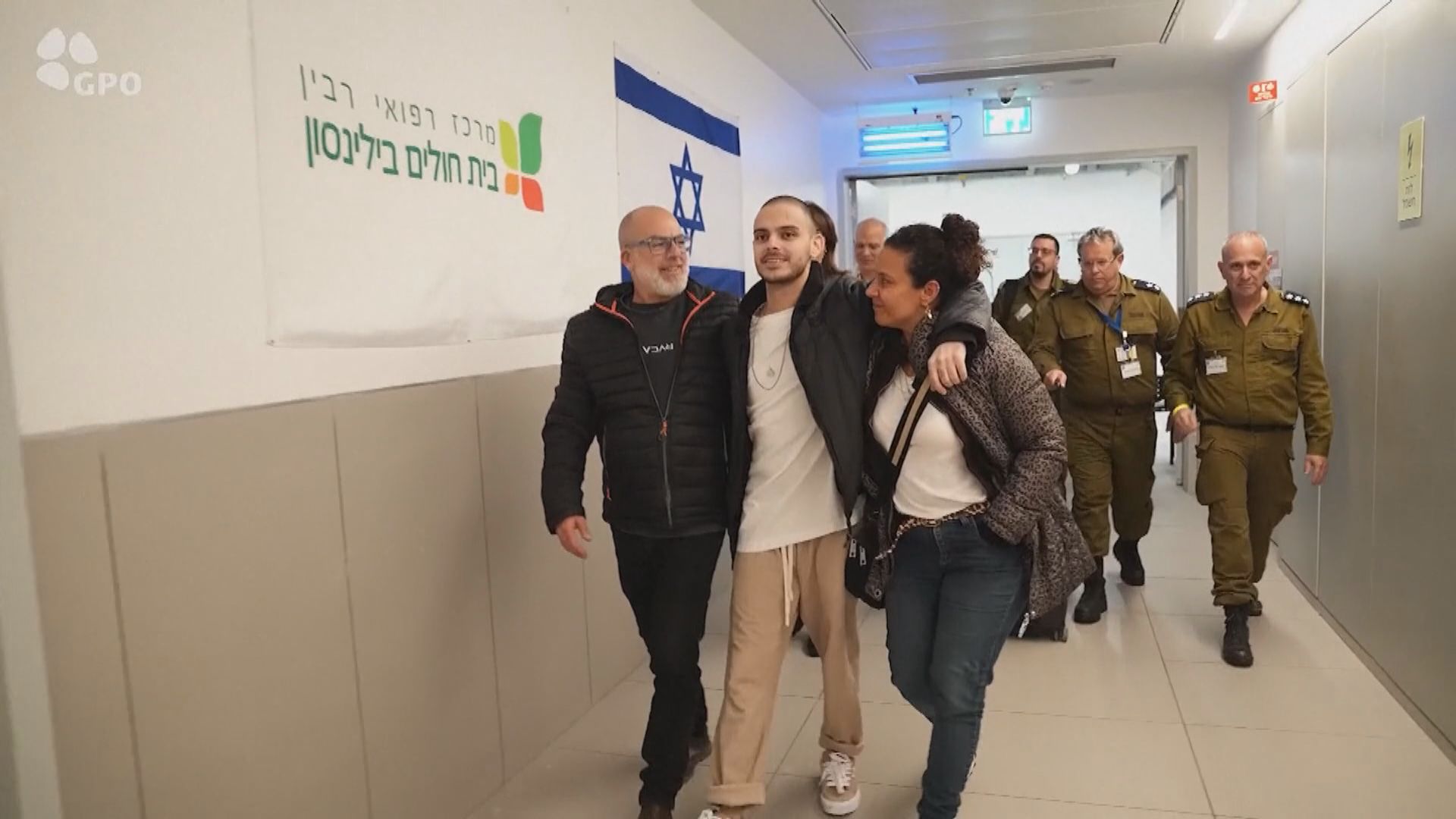 以色列押後釋放巴人抗議哈馬斯違協議　六名獲釋人質回到以色列與家人團聚