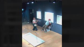 兩遊客為拍照坐爛意大利博物館水晶椅展品後一走了之　博物館：是場噩夢