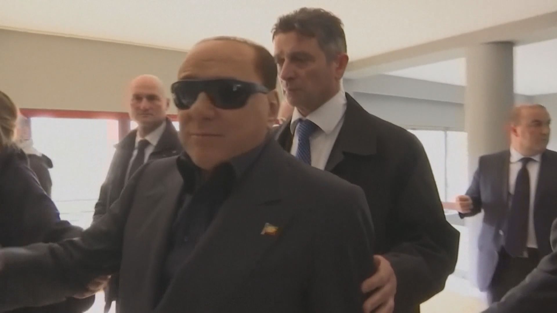 貝盧斯科尼正接受慢性白血病引起的肺部感染治療