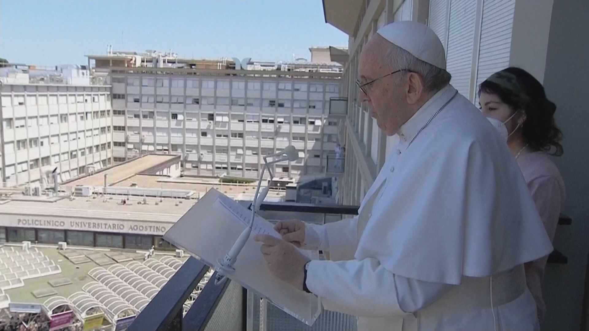 教宗方濟各在醫院病房露台主持彌撒