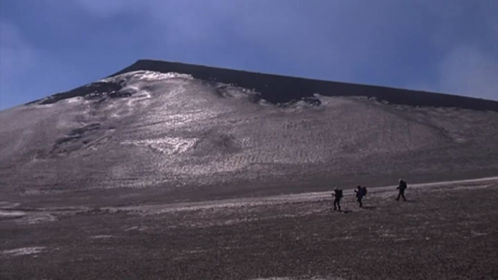 意大利火山爆發後繼續有遊客登高