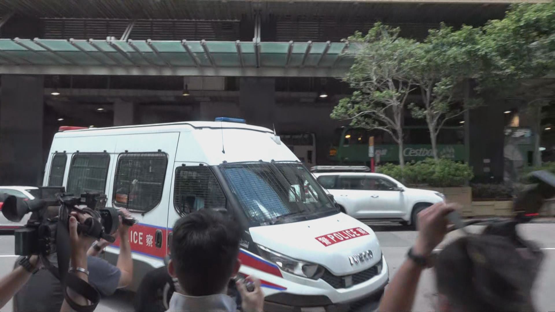 記協促警方徹查及交代周五有警車駛向記者事件