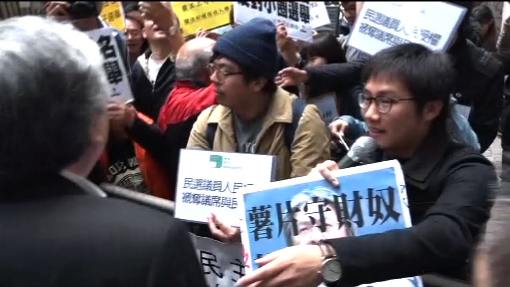 選舉論壇場外有請願　警員場外戒備