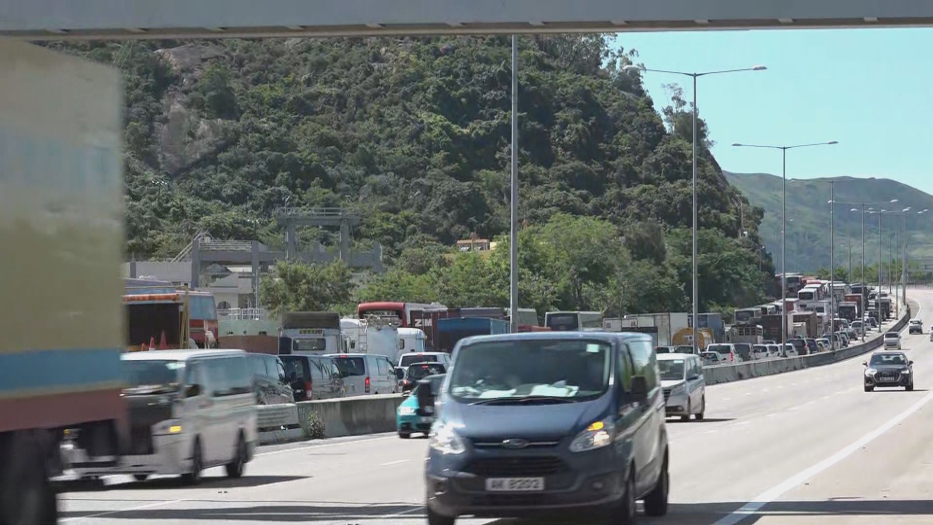 屯門公路出九龍線因車禍封閉現十公里車龍