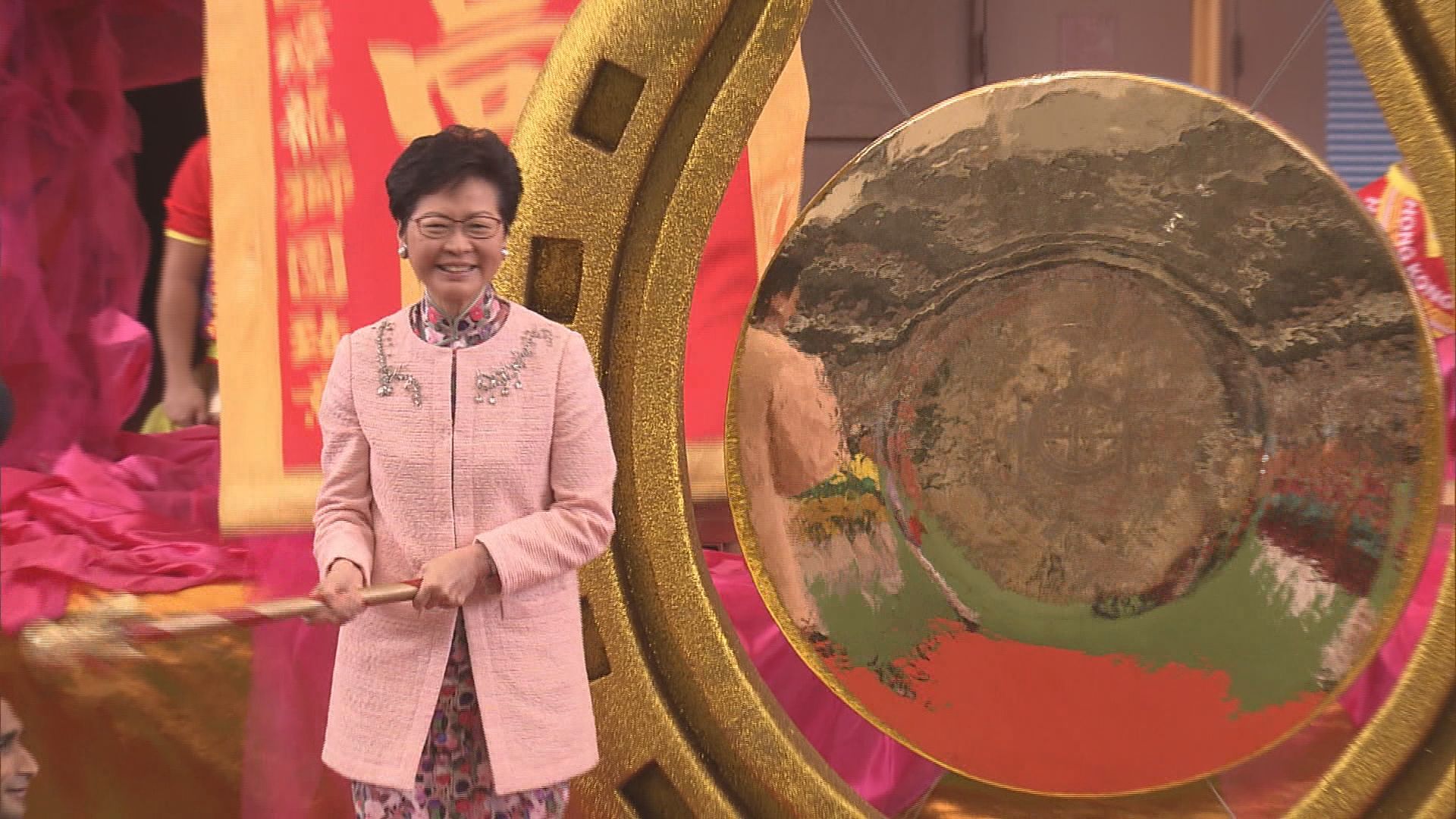 林鄭主持馬季開鑼　自稱熟手技工 