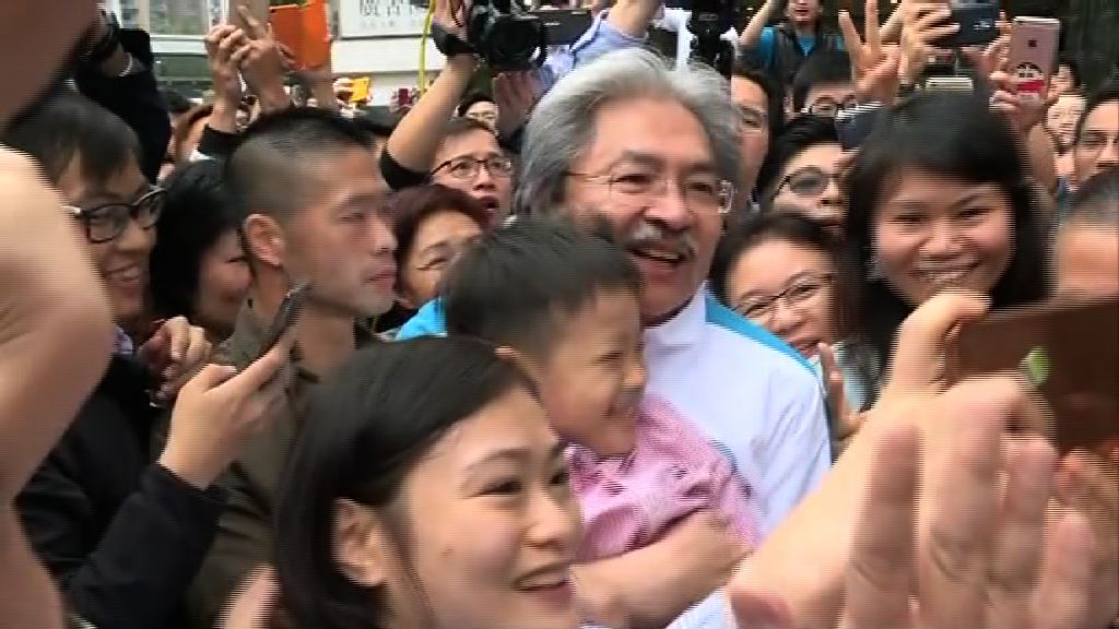 曾俊華港島造勢巡遊　市民爭相握手拍照