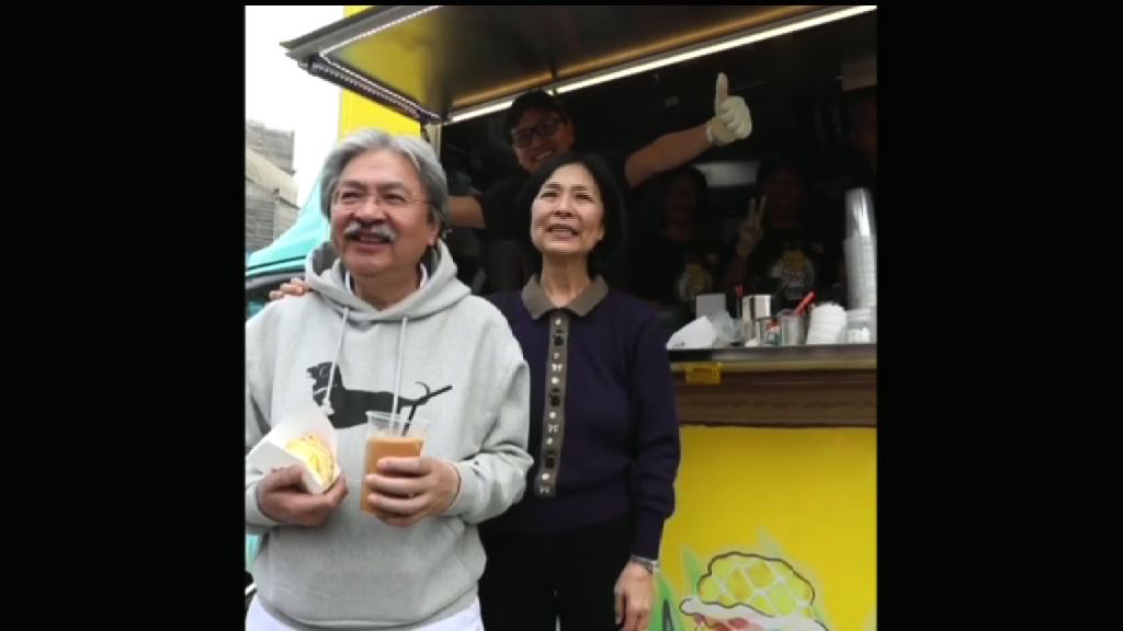 曾俊華到訪尖沙咀美食車