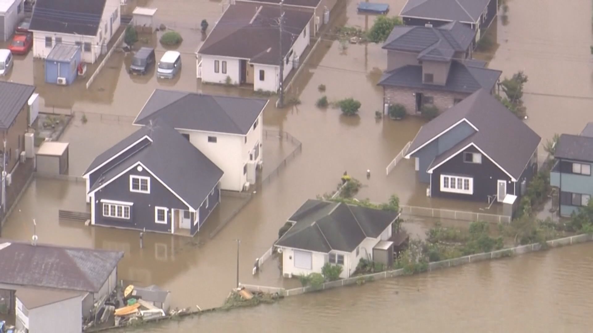 日本千葉縣暴雨　多處仍未水退　到處壞車等候拖走