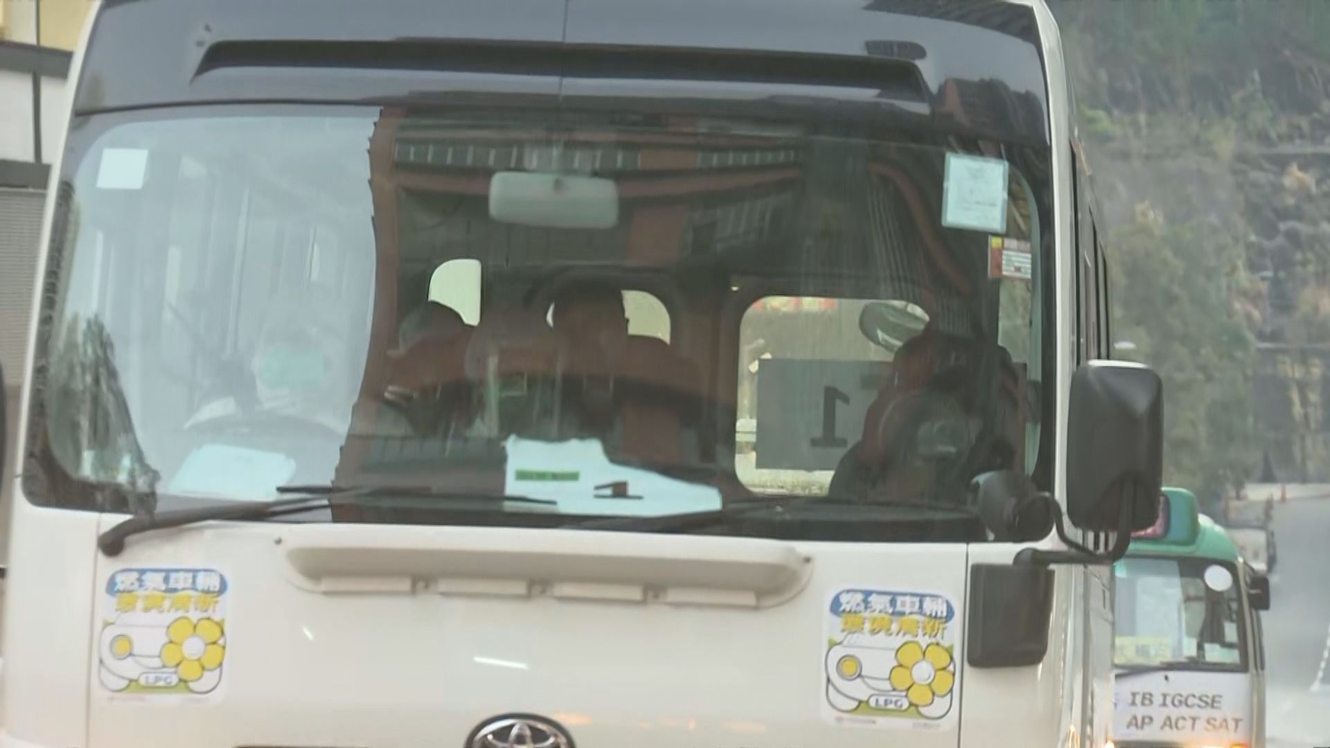 自費乘機的18名港人抵港後坐專車到駿洋邨