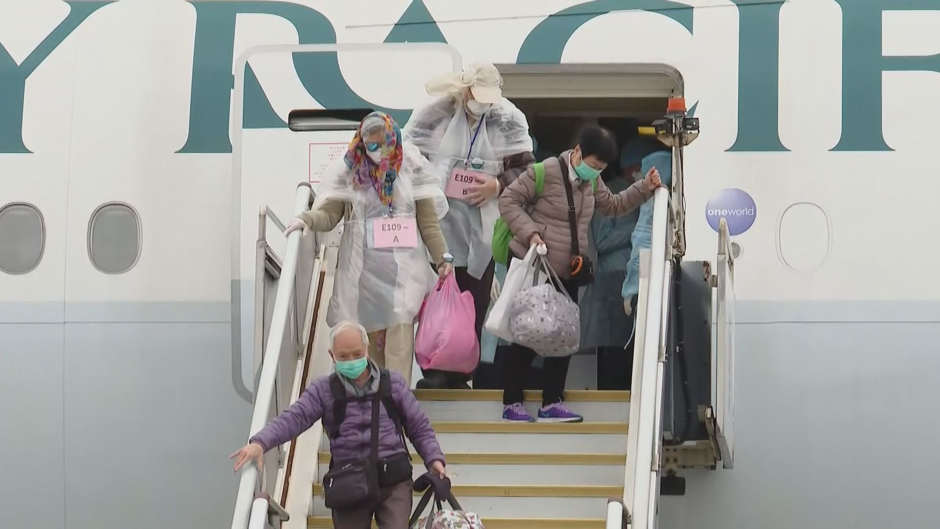 接載鑽石公主號港人首班包機抵埗　乘客送駿洋邨隔離