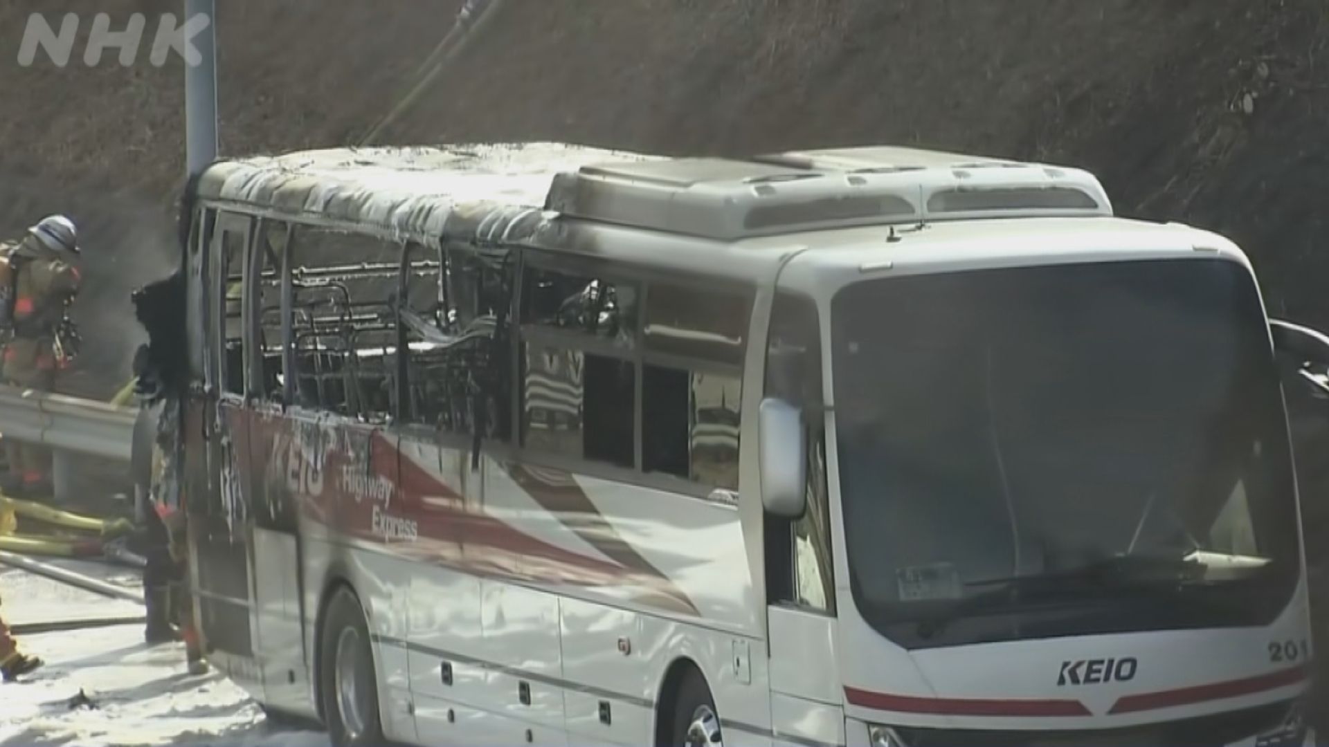 東京有觀光巴士起火　約40名乘客急疏散無人受傷