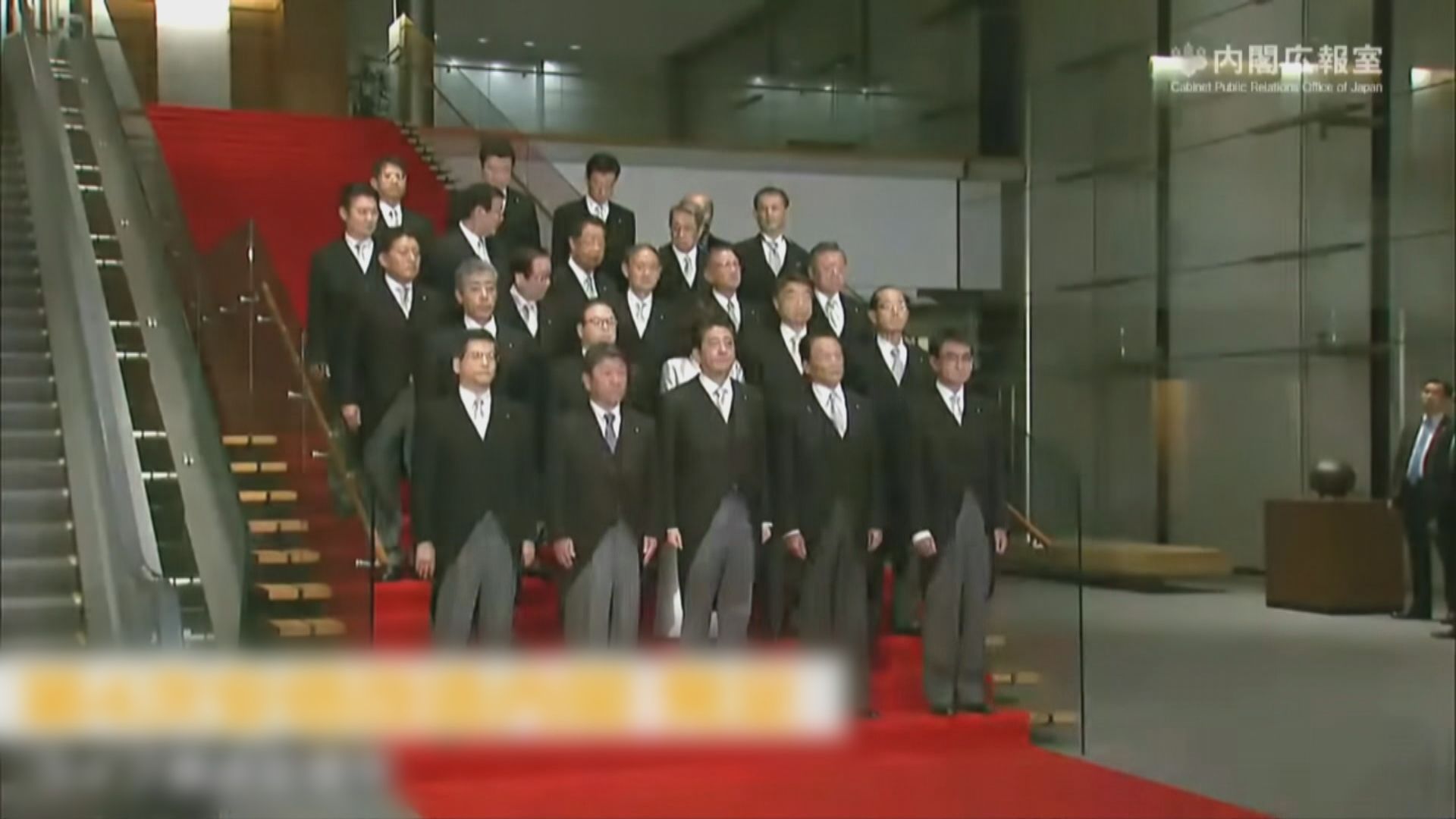 安倍改組內閣　約三分二人是首次入閣