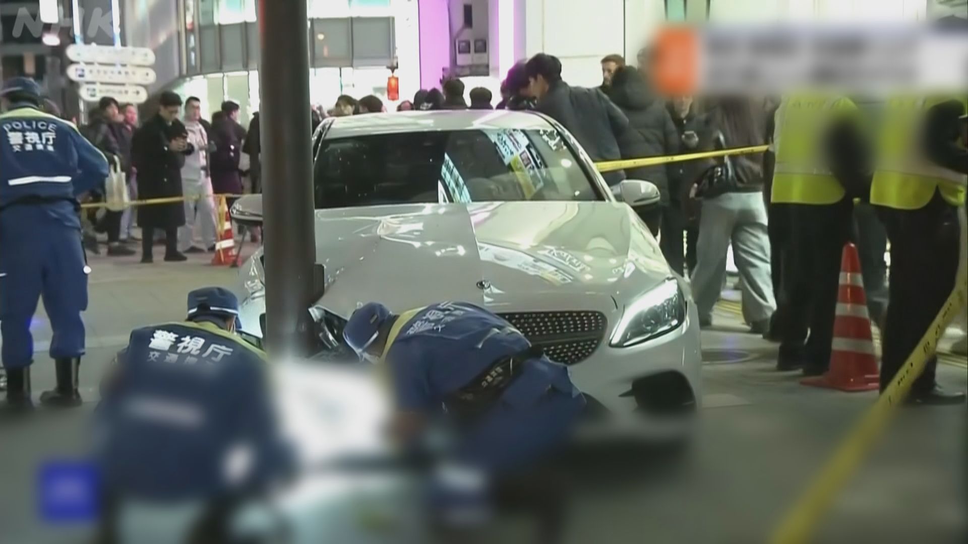 東京新宿站附近私家車衝上行人路3人傷