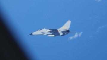 日本指解放軍軍機於東海上空接近日方偵察機