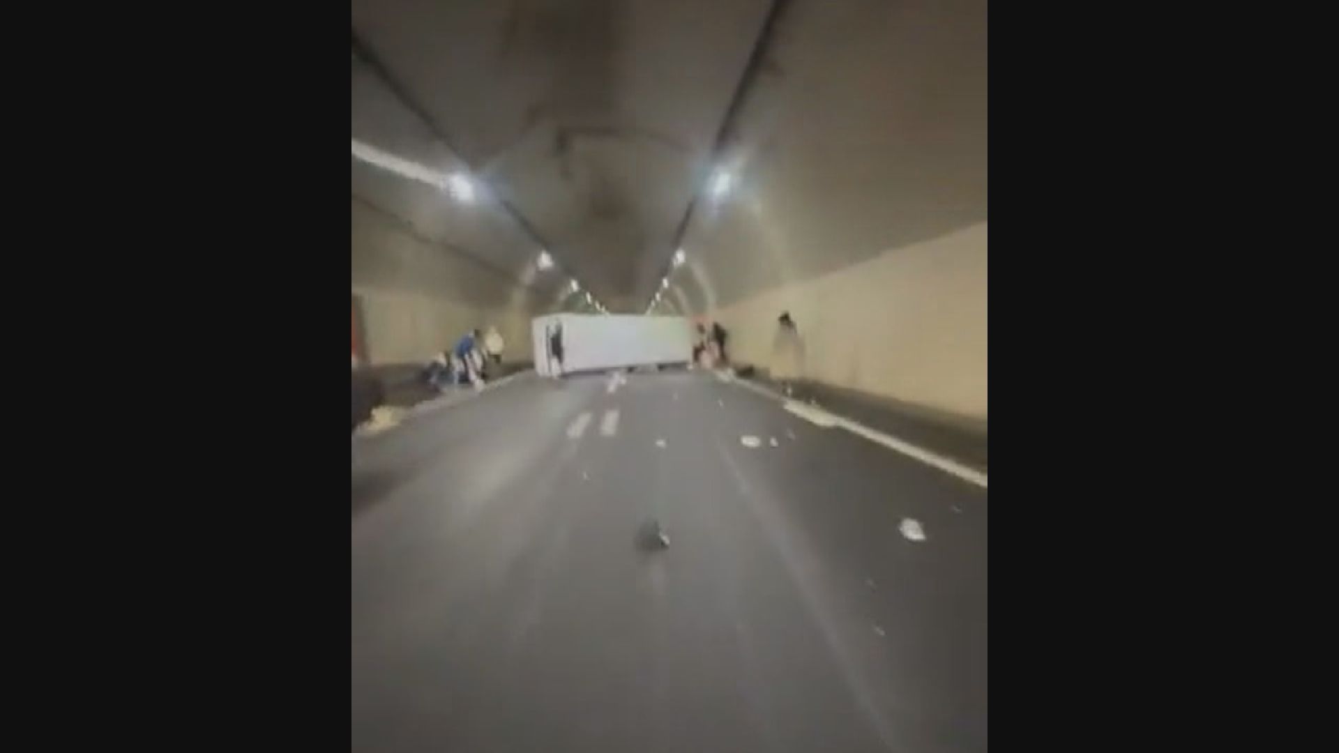 北海道有旅遊車和客貨車隧道內相撞23人受傷　初步相信和路面結冰有關