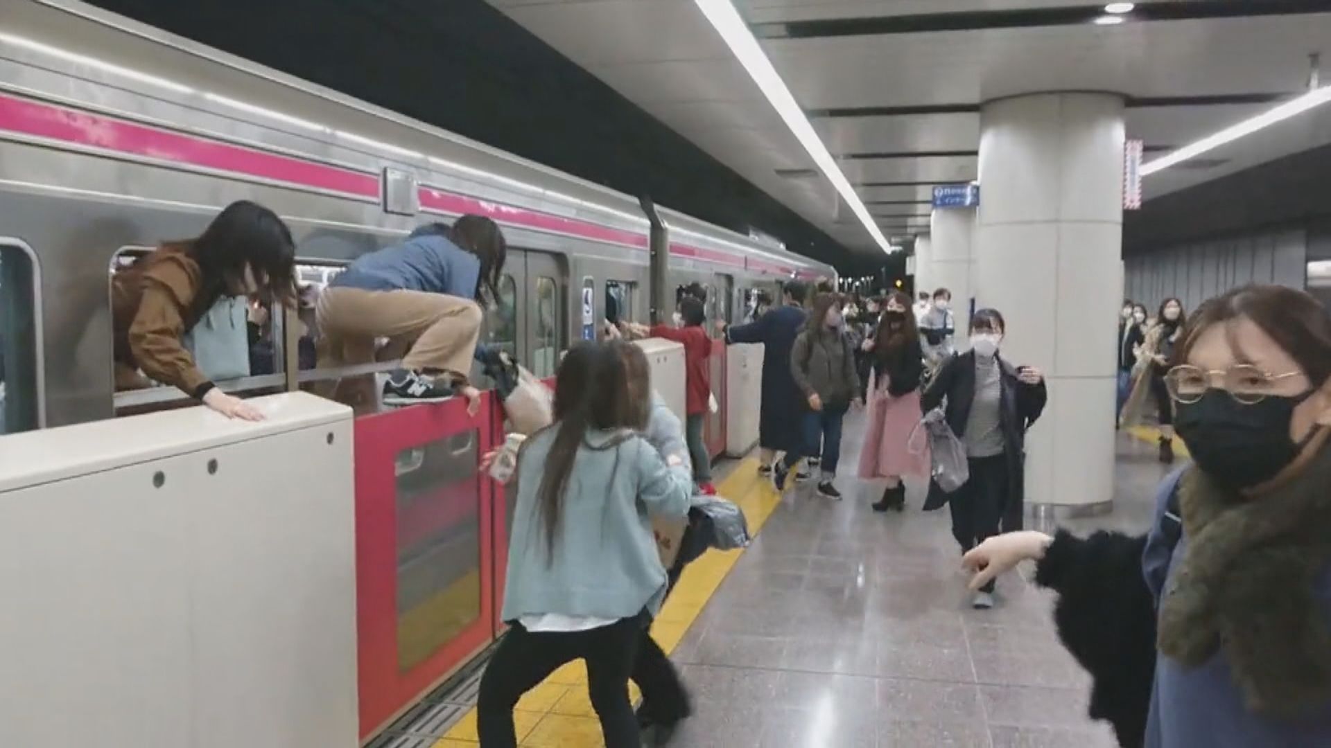 東京列車有男子縱火斬人　至少17人受傷