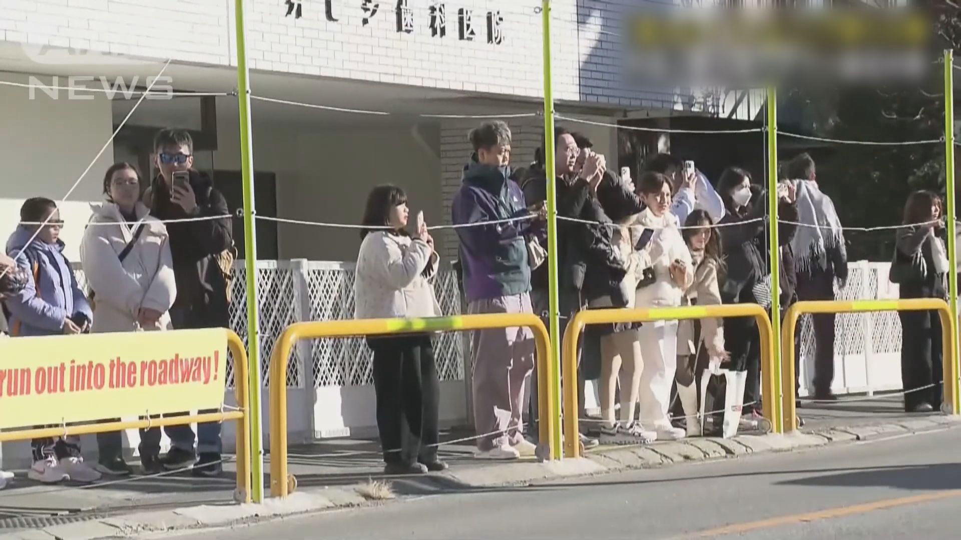 日本富士河口湖町便利店外再設新防護欄　以防遊客亂過馬路打卡