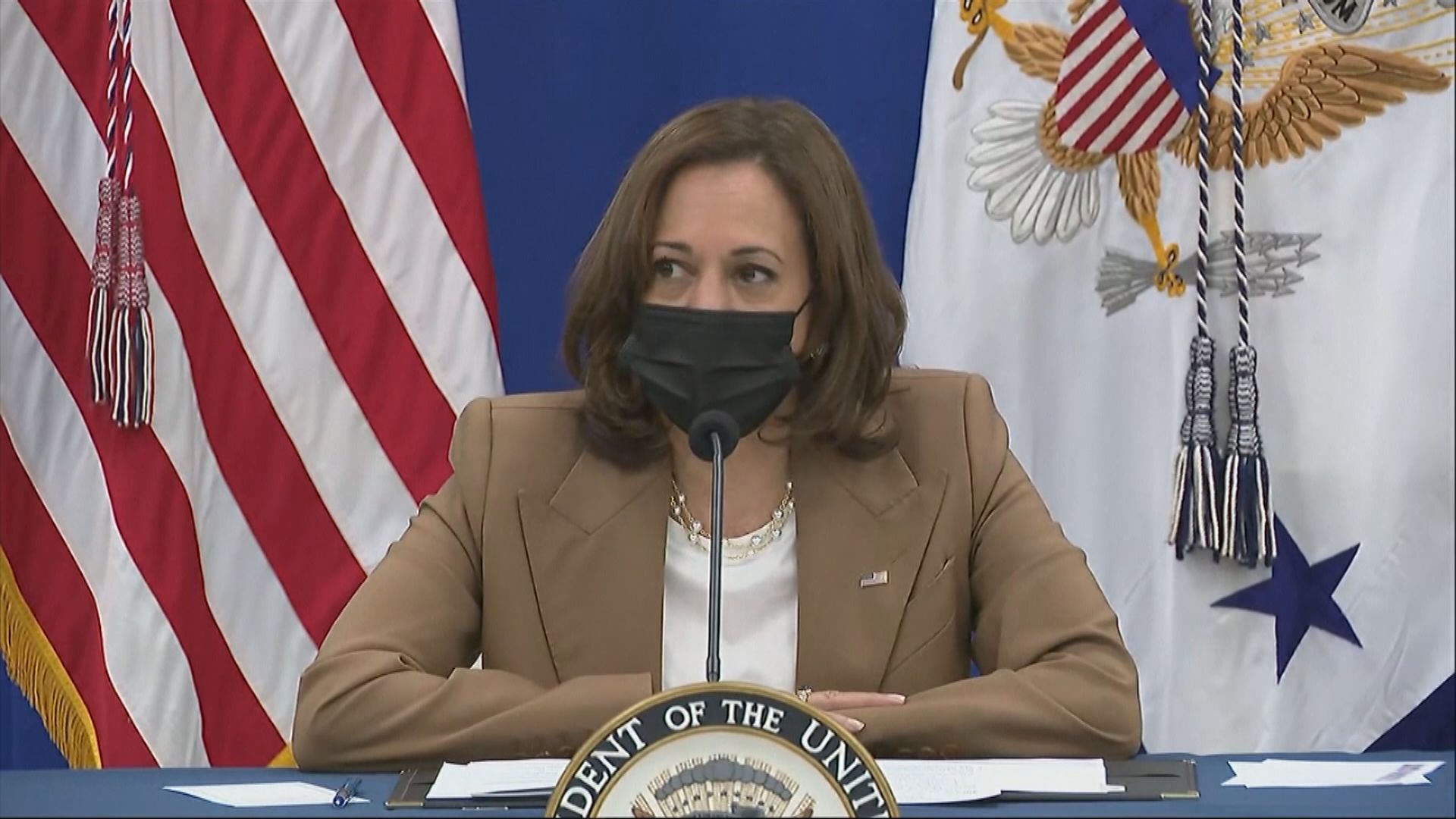 日經新聞：美國副總統賀錦麗出席安倍國葬儀式