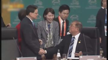石破茂於APEC峰會坐著與各國領袖握手　被批有欠外交禮儀