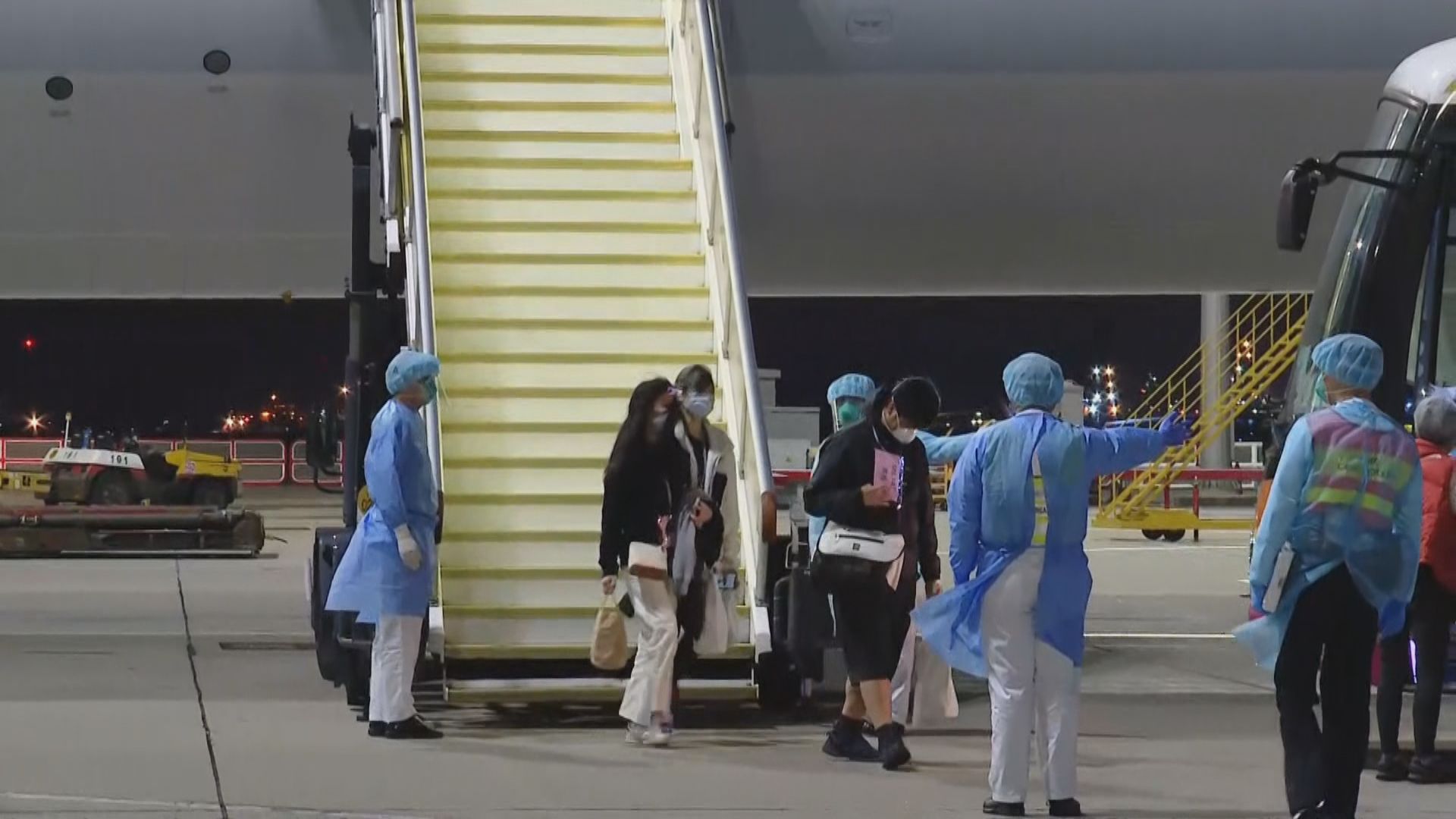 接載五名港人第三班政府包機抵達香港機場