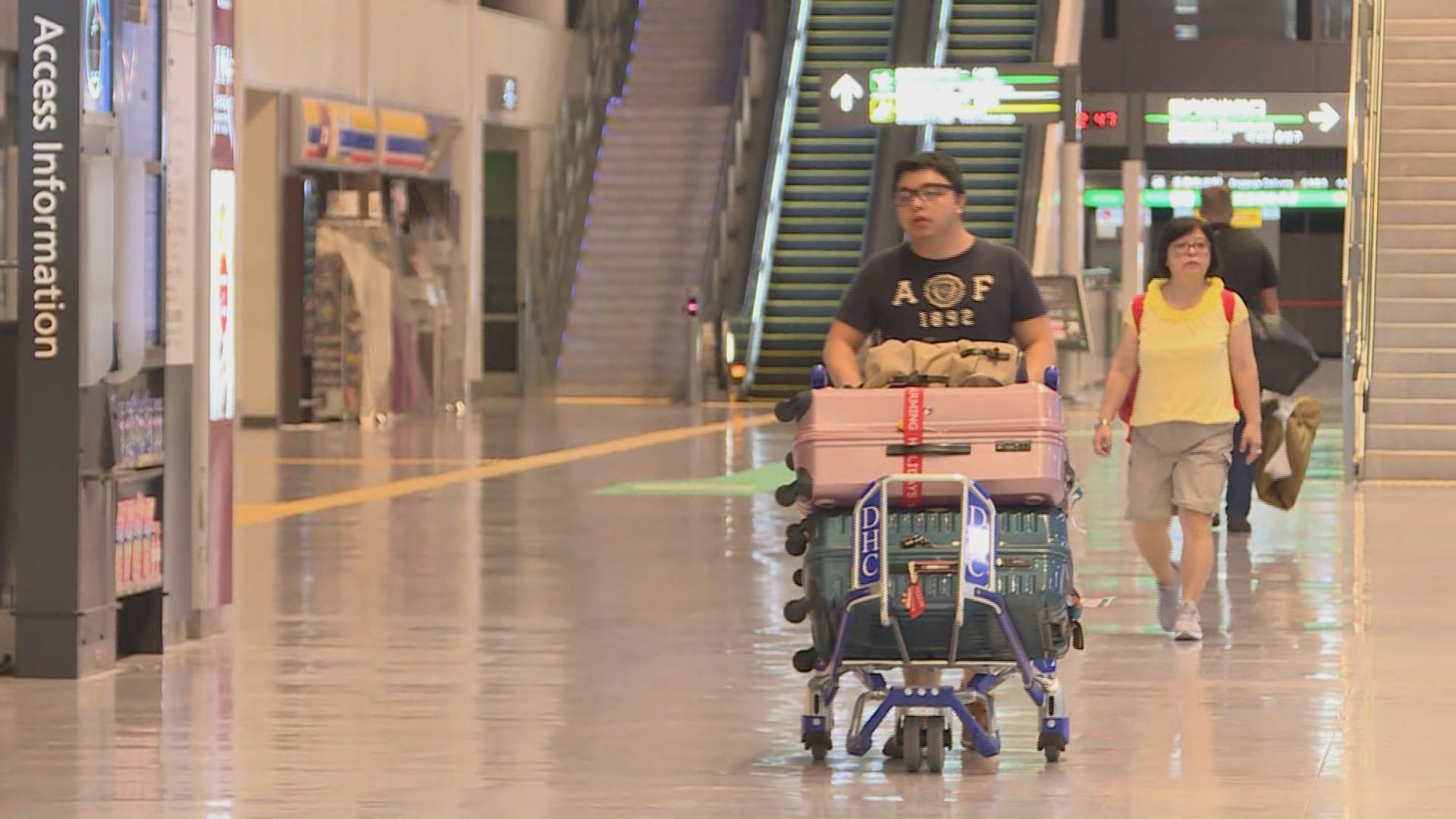 旅客轉往東京成田機場離開日本