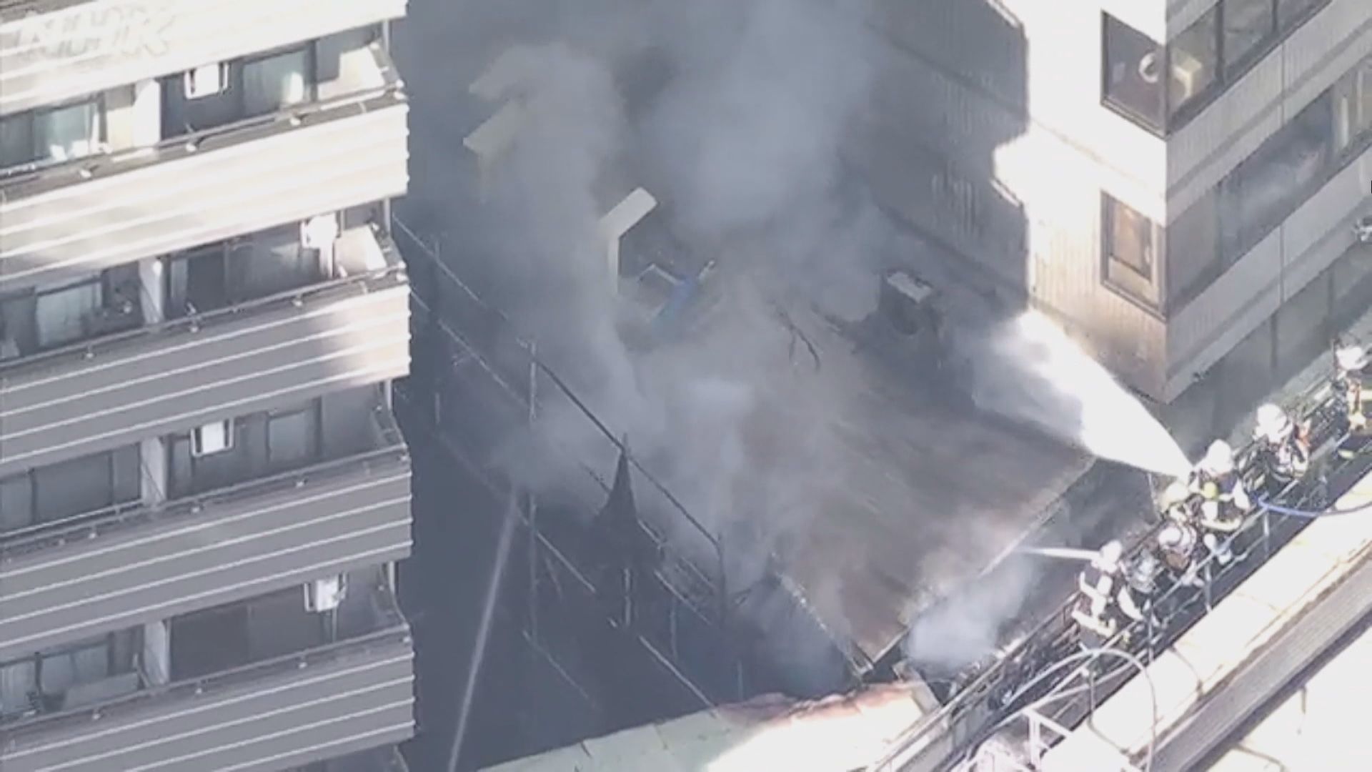 日本大阪景點通天閣附近有商店起火　濃煙升上半空