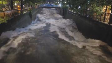 東京等地昨晚現「世紀暴雨」　澀谷新宿等站漏水、渠位噴水柱