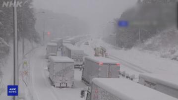 日本多地大雪 岐阜縣有高速公路大擠塞