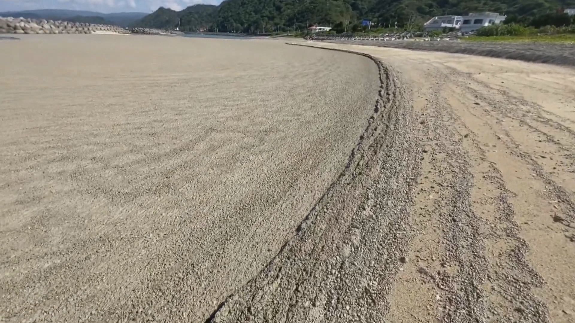 大批火山岩浮石湧上沖繩海灘　月底或波及關東沿岸