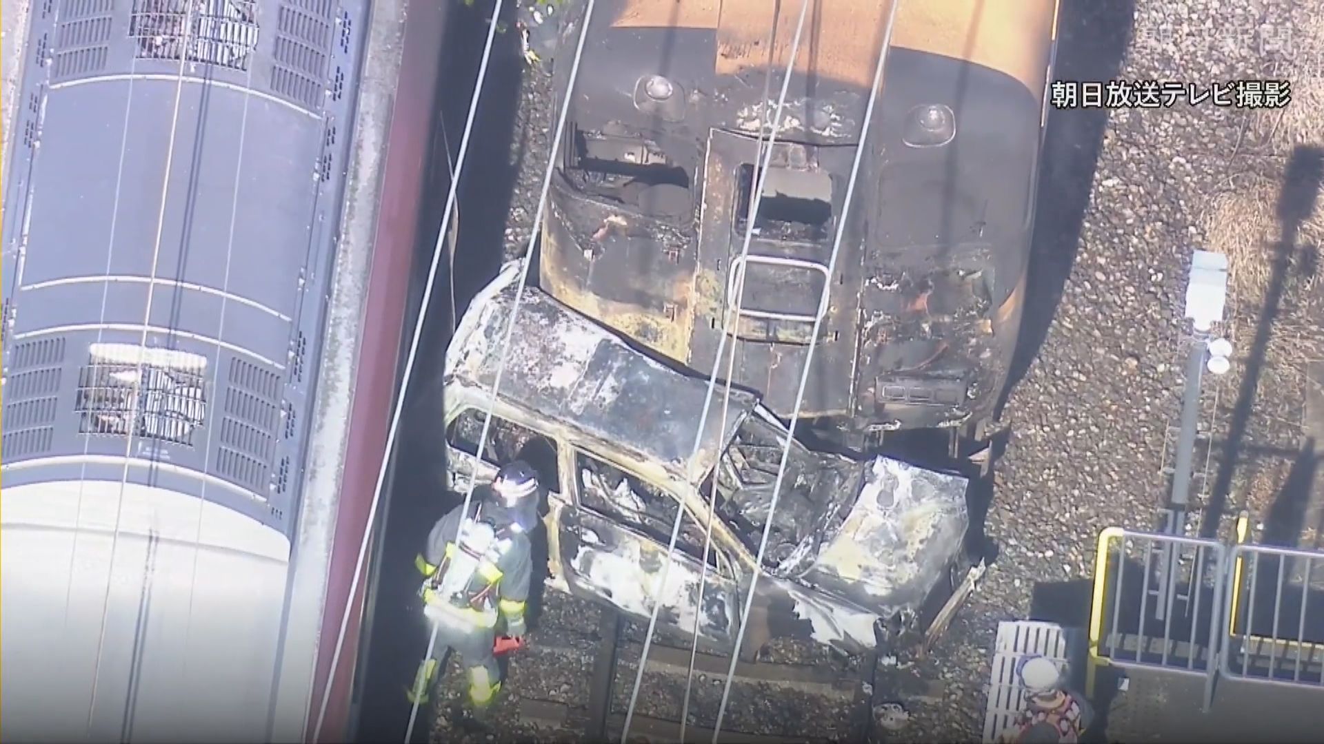 日本京都有汽車衝上路軌撞到列車　汽車司機死亡