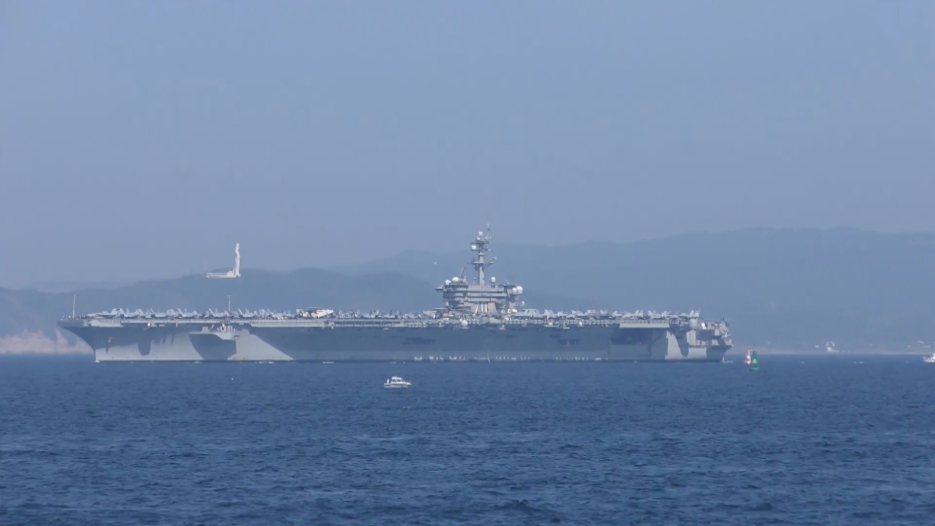 美航母卡爾文森號停靠日本橫須賀基地