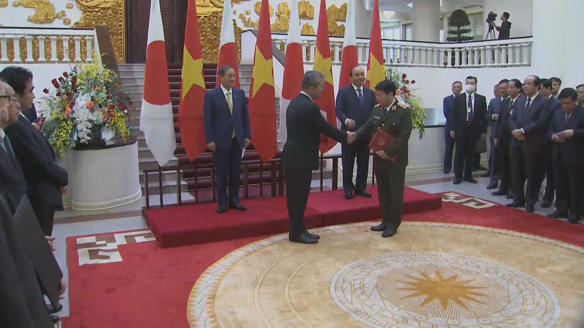 日揆菅義偉訪越南晤總理阮春福