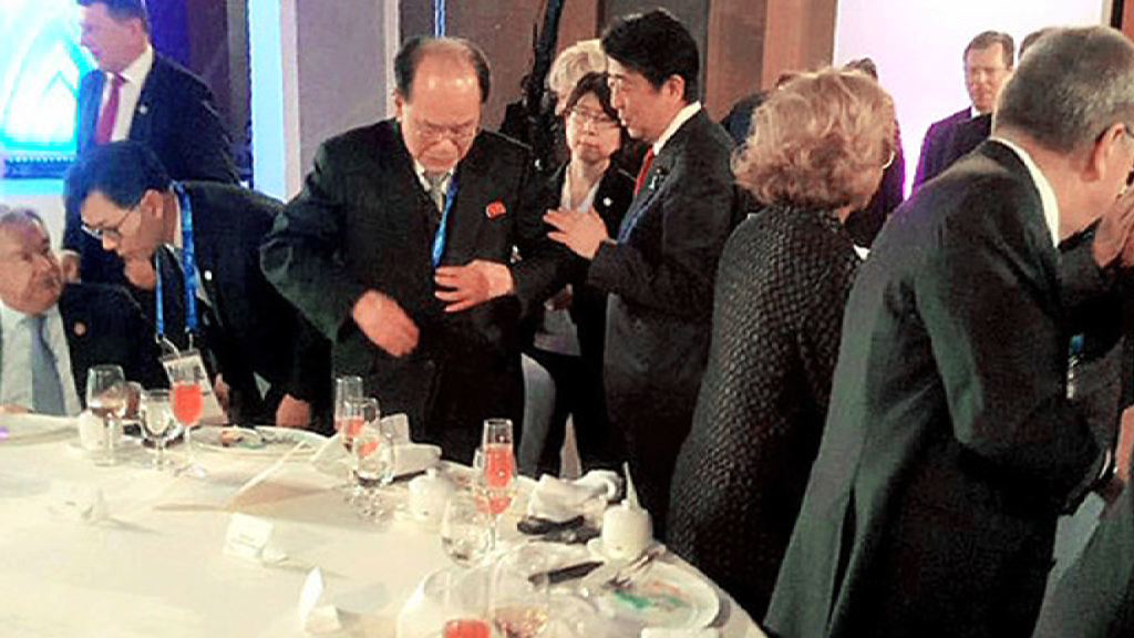 安倍晉三與金永南短暫交談