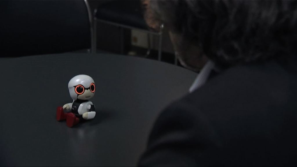 日本迷你機械人貼身陪伴主人