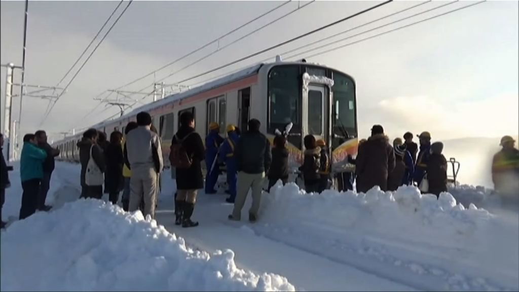 日本新潟縣暴雪　四百多人被困火車一晚