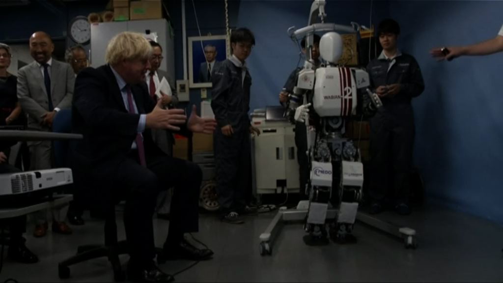 約翰遜訪日本參觀機械人研發