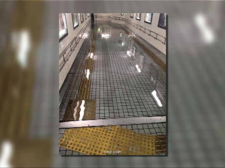 暴雨積水清澈 內地網民表驚訝