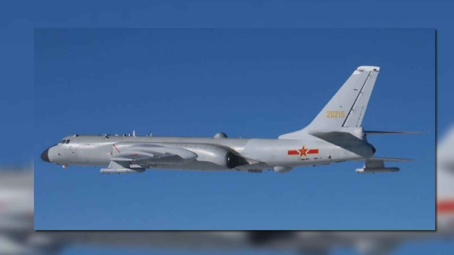 日本指解放軍H-6轟炸機在沖繩附近飛行
