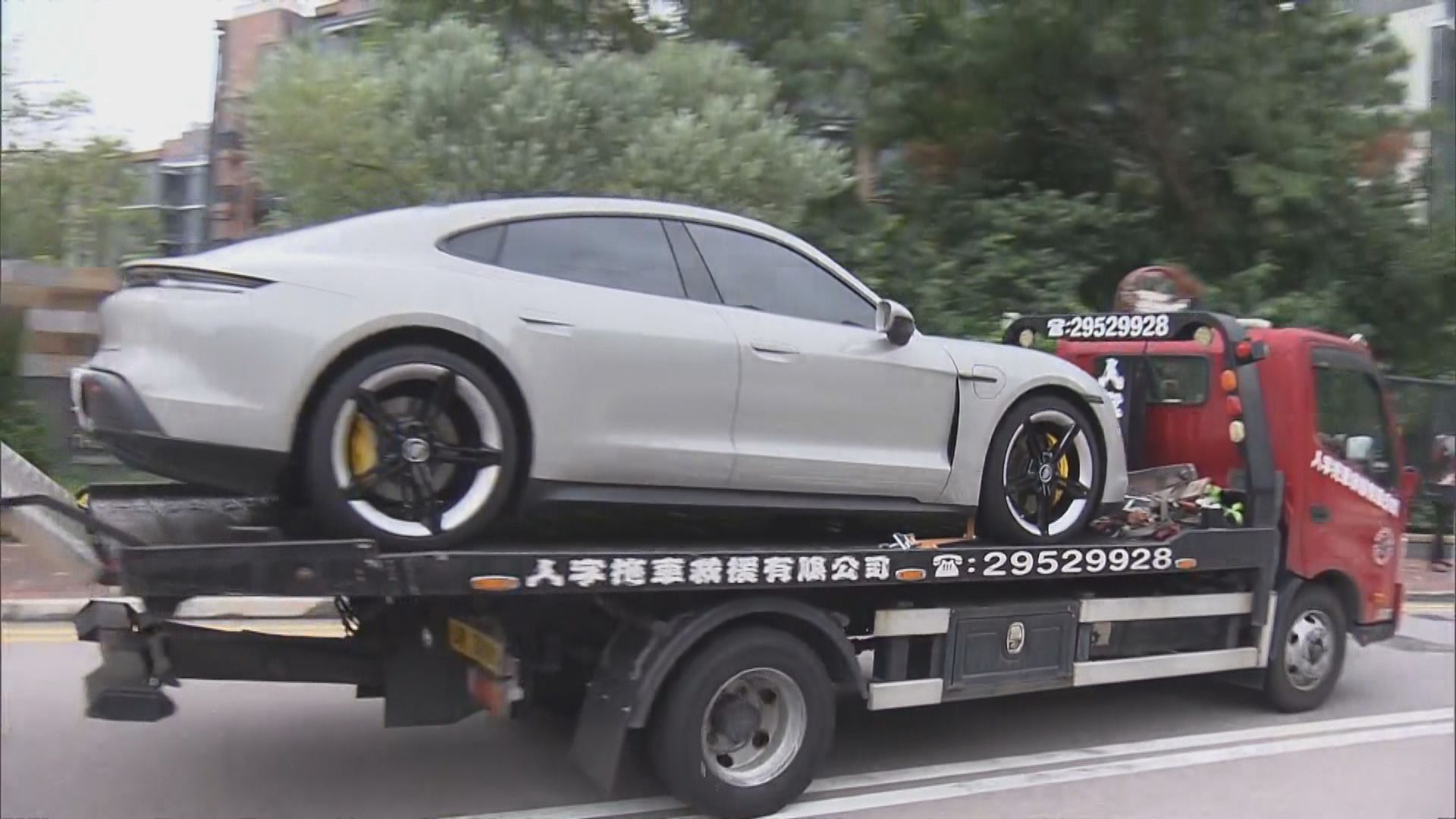 【JPEX案】據了解再多一名男子被捕 拖走一輛灰色跑車 