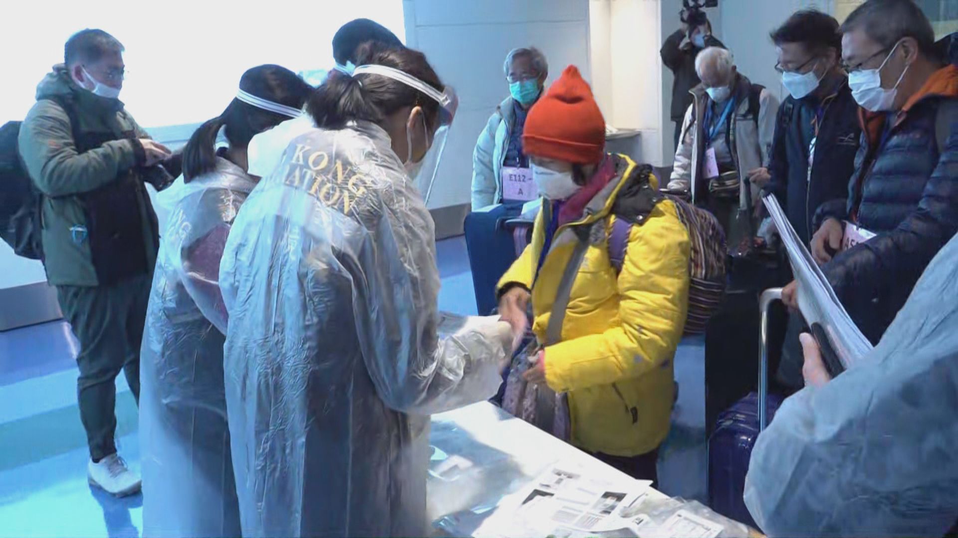 政府首班包機接載102名鑽石公主號港人