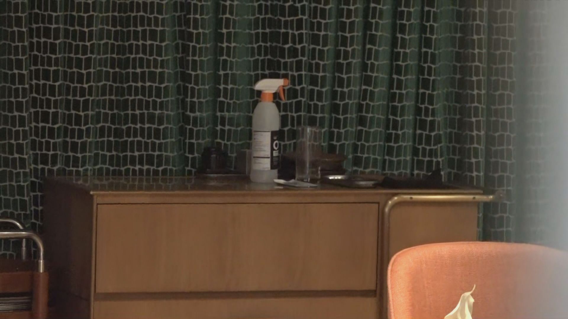 袁國勇：名潮食館茶水間內放置餐具或成另一播毒源頭